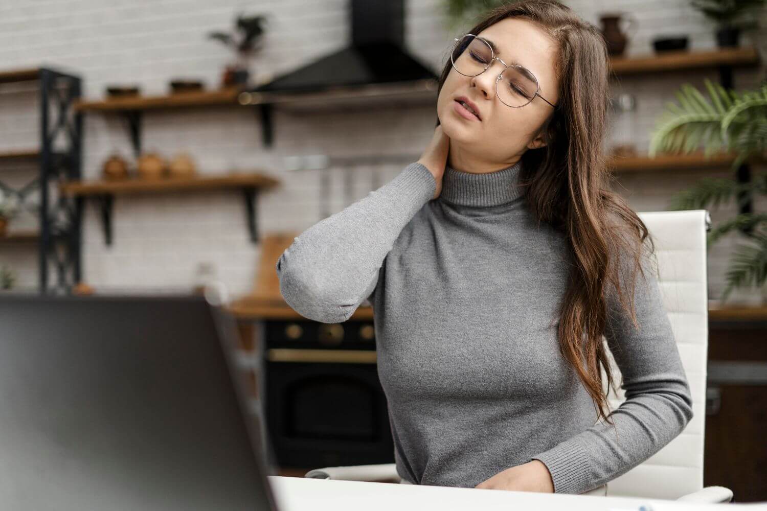Nackenschmerzen – Ursachen und Tipps zur Soforthilfe